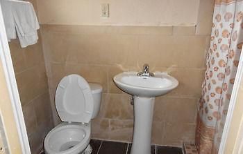 Redford Travelers Motor Inn מראה חיצוני תמונה
